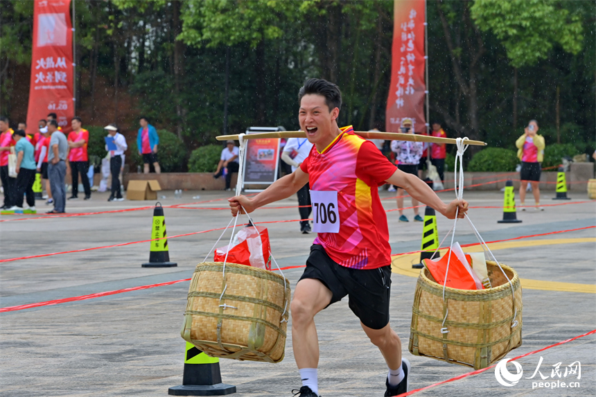 “紅動江西”紅色運動會參賽運動員在進行物資運輸投擲賽比拼。人民網 朱海鵬攝