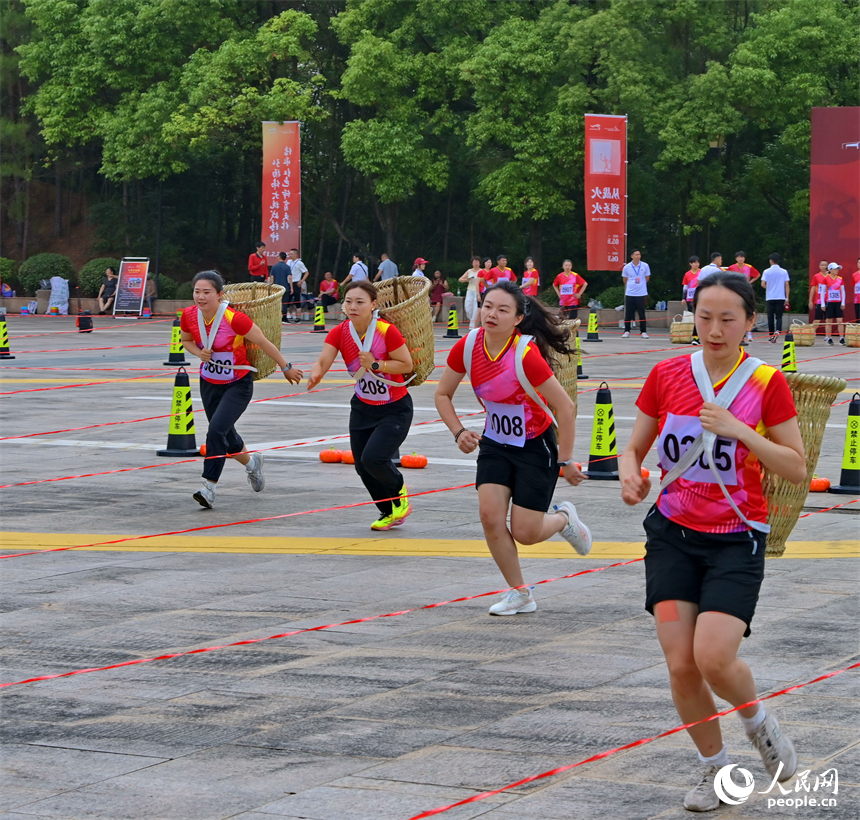 “紅動江西”紅色運動會參賽運動員在進行物資運輸投擲賽比拼。人民網 朱海鵬攝