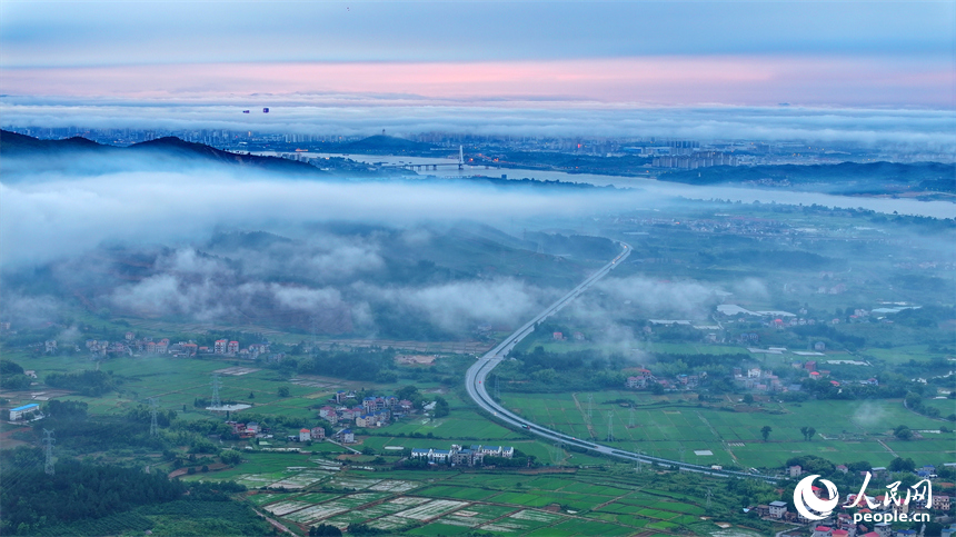 吉安市吉水县文峰镇葛山村，山峦起伏、水润田畴、云雾缭绕，构成一幅初夏美丽乡村田园图景。人民网 朱海鹏摄