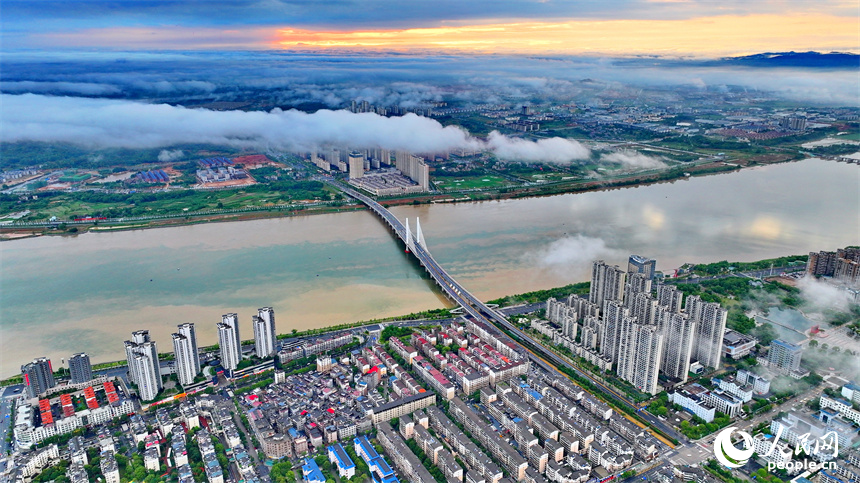 吉安市吉水县城上空云雾缭绕，城市建筑、道路、桥梁、田园、河流在云雾的笼罩下，若隐若现，宛如仙境。人民网 朱海鹏摄
