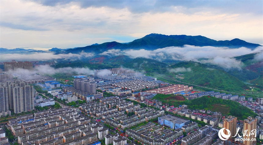 吉安市吉水县城上空云雾缭绕，城市建筑、道路、桥梁、田园、河流在云雾的笼罩下，若隐若现，宛如仙境。人民网 朱海鹏摄