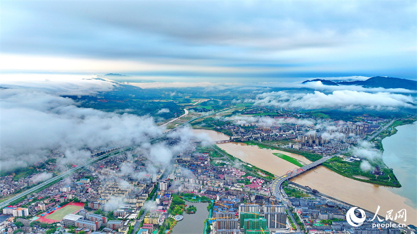 吉安市吉水县城上空云雾缭绕，城市建筑、道路、桥梁、田园、河流在云雾的笼罩下，若隐若现，宛如仙境。人民网 朱海鹏摄