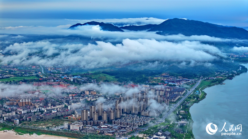 吉安市吉水县城上空云雾缭绕，城市建筑、道路、桥梁、田园、河流在云雾的笼罩下，若隐若现，宛如仙境。人民网 朱海鹏摄