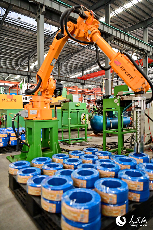 瑞金市經濟開發區的一家電線電纜企業智能制造車間內，工人在生產線上趕制出口的銅線訂單產品。人民網 朱海鵬攝
