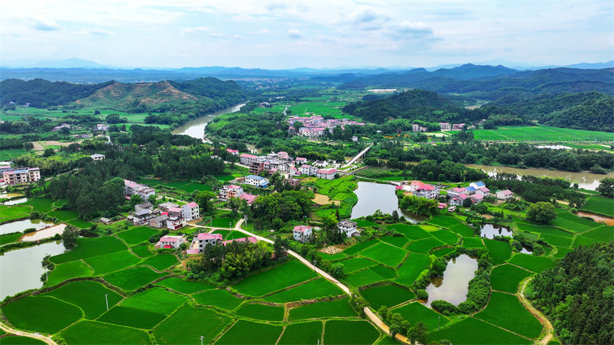 江西省吉安市吉水县白沙镇安坪村，田野、山峦、农舍相映成趣，勾勒出一幅美丽乡村画面。廖敏摄