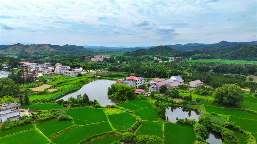 江西省吉安市吉水县白沙镇安坪村，田野、山峦、农舍相映成趣，勾勒出一幅美丽乡村画面。廖敏摄