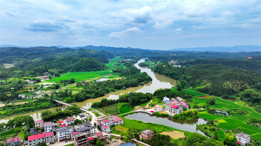 江西省吉安市吉水县白沙镇安坪村，田野、山峦、农舍相映成趣，勾勒出一幅美丽乡村画面。廖敏摄