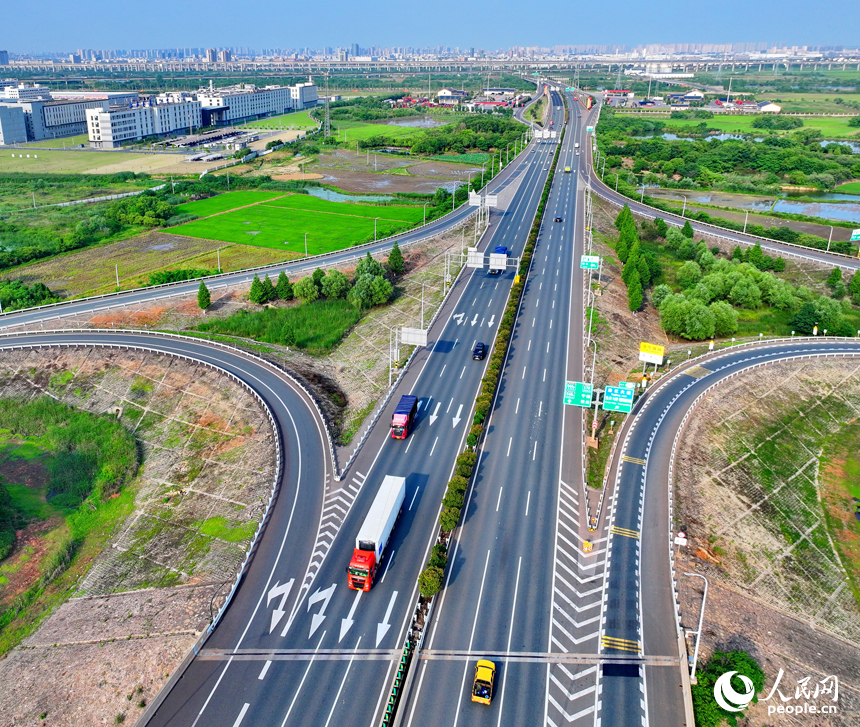 南昌市南昌县沿江南大道快速路与G6021杭长高速公路互通立交桥上，车辆往来穿梭。人民网 朱海鹏摄