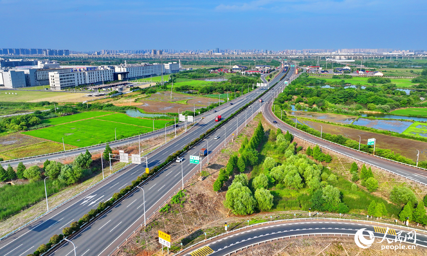 南昌市南昌縣沿江南大道快速路與G6021杭長高速公路互通立交橋上，車輛往來穿梭。人民網 朱海鵬攝