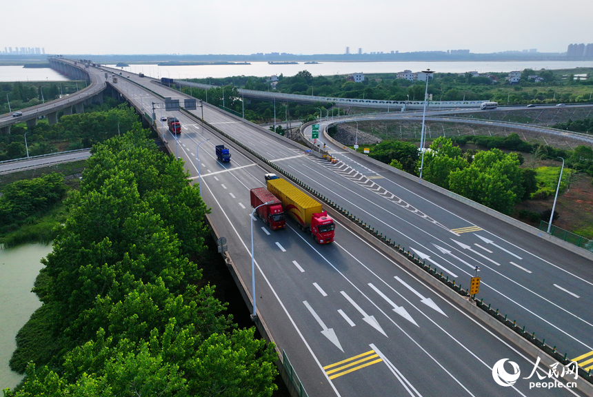 南昌市南昌縣沿江南大道快速路與G6021杭長高速公路互通立交橋上，車輛往來穿梭。人民網 朱海鵬攝