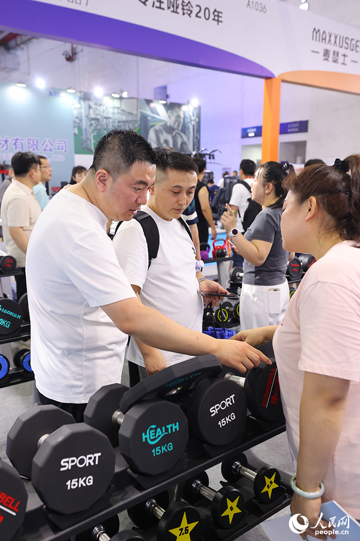 2025（第42届）中国国际体育用品博览会在南昌红谷滩区开幕。观展的国内外体育爱好者正在了解并体验体育器械。人民网记者 时雨摄