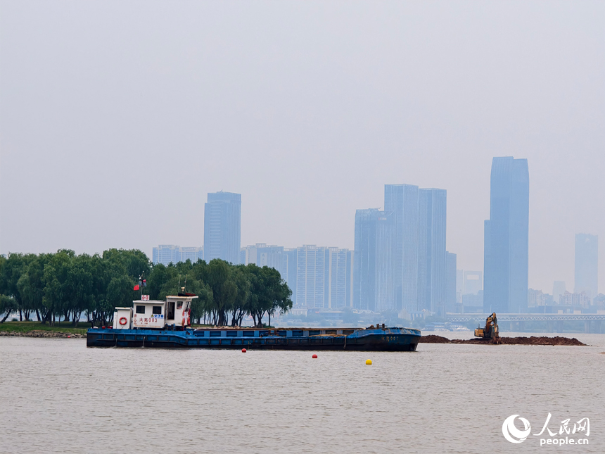 南昌正在加紧建设“两滩七湾”天然泳场，预计暑假期间开放。人民网记者 时雨摄