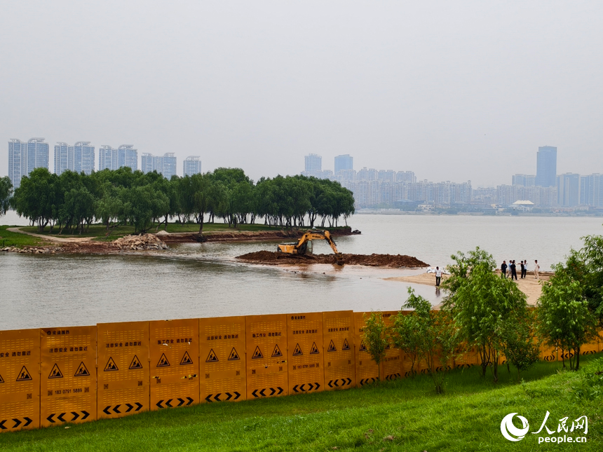 南昌正在加紧建设“两滩七湾”天然泳场，预计暑假期间开放。人民网记者 时雨摄