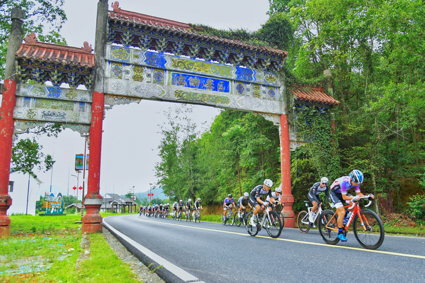 選手們途徑多處旅游景點即文物古跡，仿佛與歲月並肩騎行。 靖安縣融媒體中心供圖