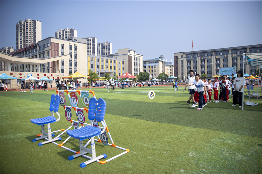 江西共青城市实验小学“多彩童年 童心飞扬”游园活动现场。