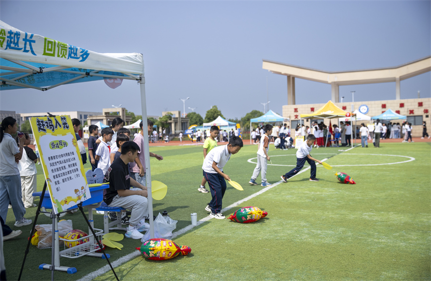 江西共青城市实验小学“多彩童年 童心飞扬”游园活动现场。