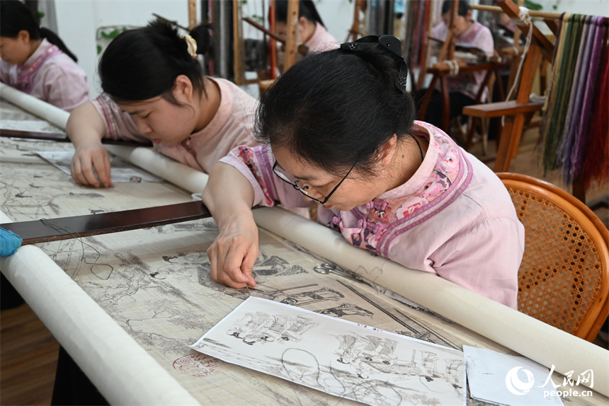 夏布绣技艺人们正在进行艺术刺绣。人民网 孟凡卓摄