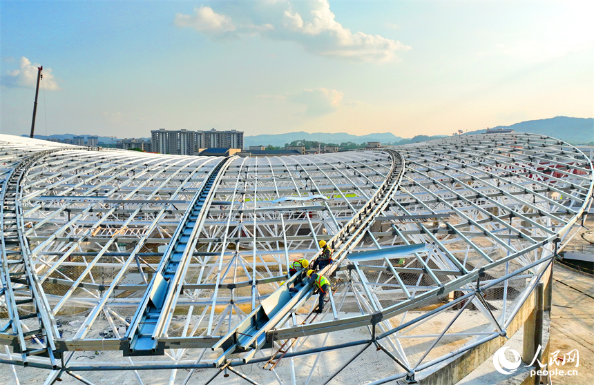 赣州市石城县西城体育中心项目建设现场，工人在进行体育馆钢结构屋面网架安装作业。人民网 朱海鹏摄