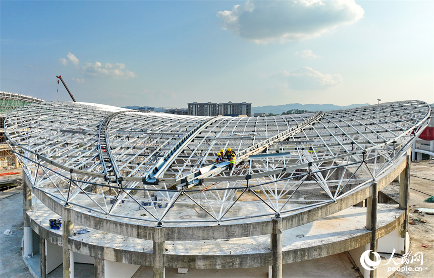 赣州市石城县西城体育中心项目建设现场，工人在进行体育馆钢结构屋面网架安装作业。人民网 朱海鹏摄