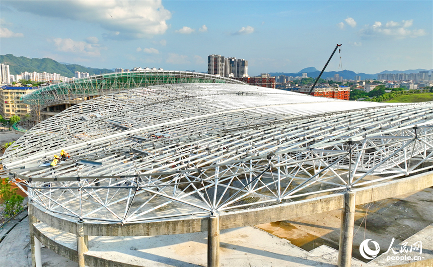 赣州市石城县西城体育中心项目建设现场，工人在进行体育馆钢结构屋面网架安装作业。人民网 朱海鹏摄