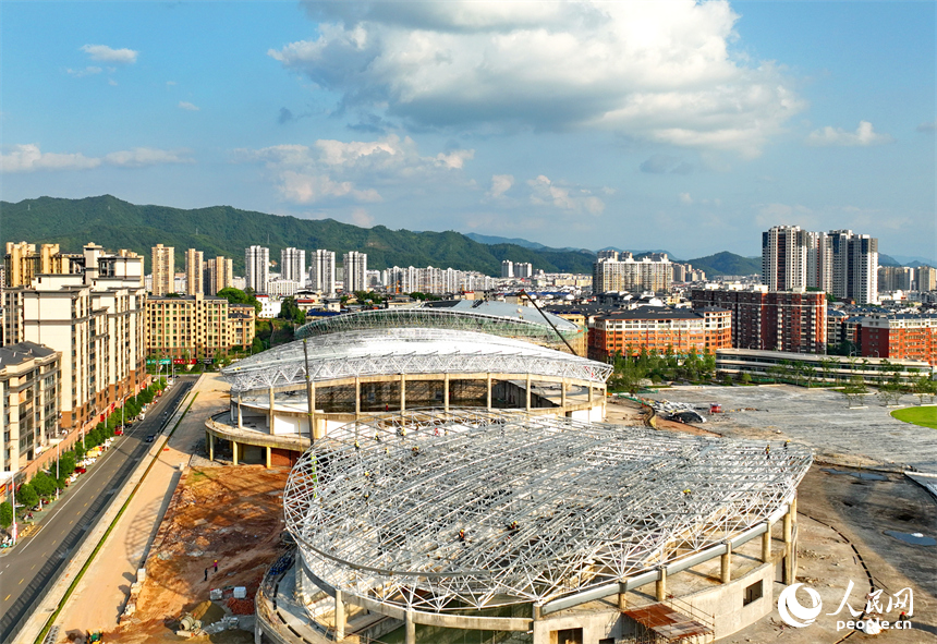 赣州市石城县西城体育中心项目建设现场，工人在进行体育馆钢结构屋面网架安装作业。人民网 朱海鹏摄