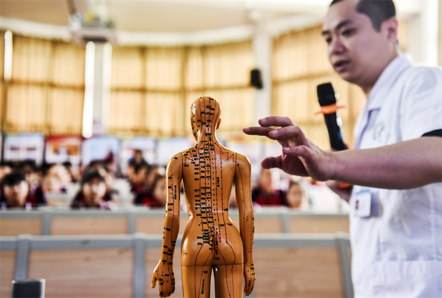 中醫師為學生講解人體穴位分布位置。