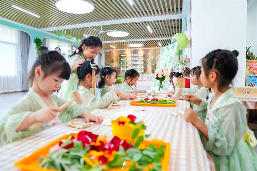 江西省抚州市临川区保育院里，孩子们在敲印染。郭昊摄