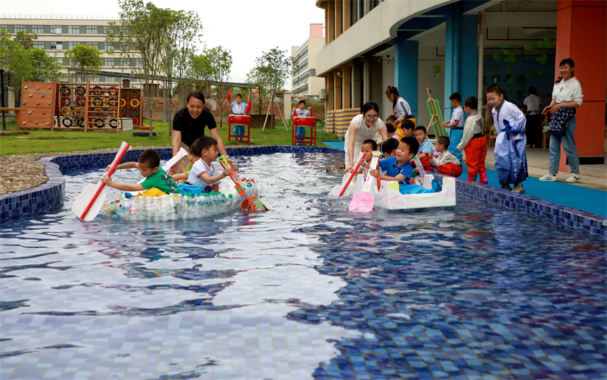 2025年5月30日，在江西省贛州市全南縣第四幼兒園，孩子們正在參加“劃龍舟”比賽。