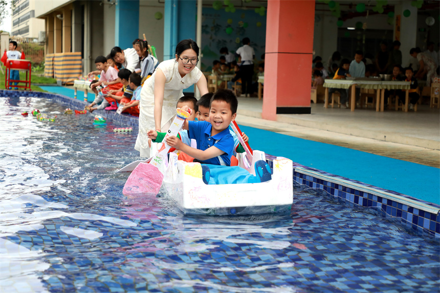 2025年5月30日，在江西省贛州市全南縣第四幼兒園，孩子們正在參加“劃龍舟”比賽。