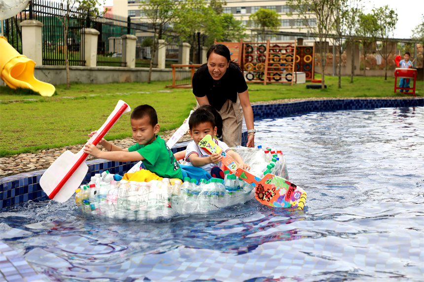 2025年5月30日，在江西省贛州市全南縣第四幼兒園，孩子們正在參加“劃龍舟”比賽。