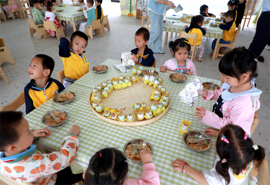 2025年5月30日，在江西省贛州市全南縣第四幼兒園，老師指導孩子做糯米蛋。