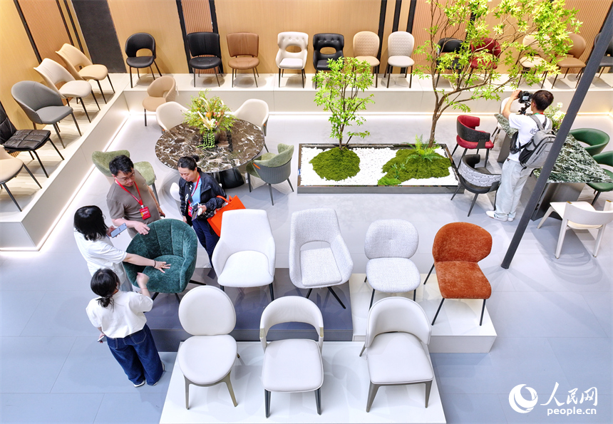 赣州市南康区家居小镇会展中心，观众在中国绿色家居展览馆参观体验绿色家居产品。人民网 朱海鹏摄
