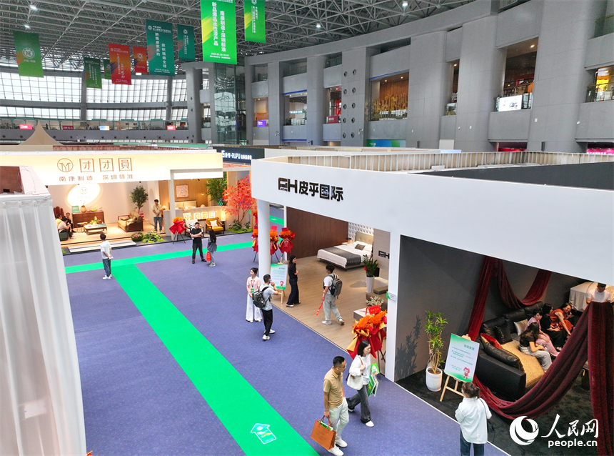 赣州市南康区家居小镇会展中心，观众在中国绿色家居展览馆参观体验绿色家居产品。人民网 朱海鹏摄