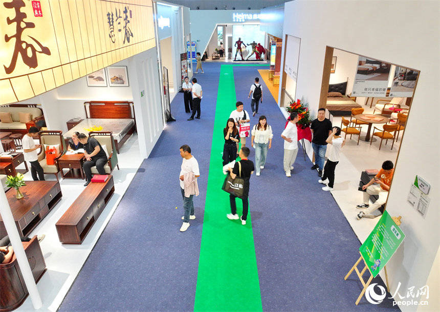 赣州市南康区家居小镇会展中心，观众在中国绿色家居展览馆参观体验绿色家居产品。人民网 朱海鹏摄