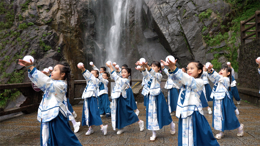 孩子们用天籁童声唱响《玉盘》。陈旅摄