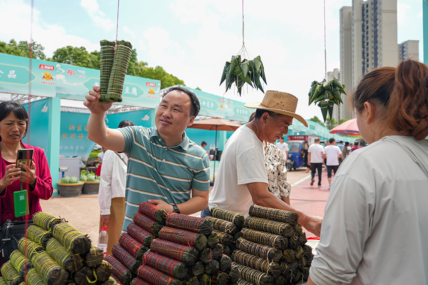 消费者正忙着选购当地自产自销的农副产品。 人民网涂诗轩摄