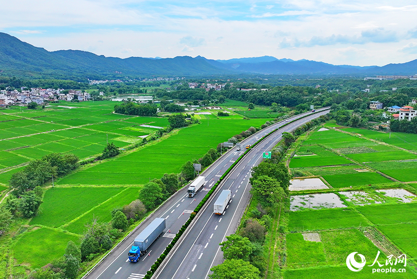 赣州市南康区龙回镇龙东村，车辆在大广高速公路上往来驰骋，沿线乡村田园夏日美景怡人。人民网 朱海鹏摄