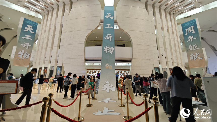 演出开场前，观众们纷纷拍照打卡，现场热闹非凡。人民网 涂诗轩摄