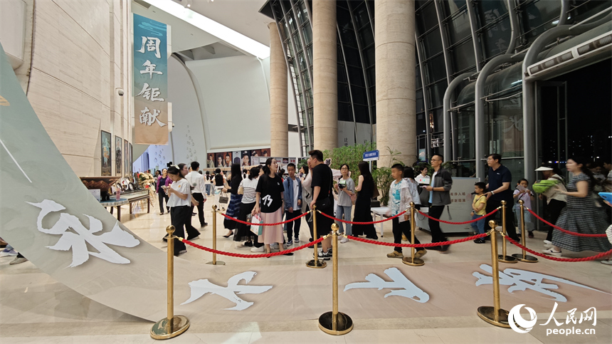演出開場前，觀眾們紛紛拍照打卡，現場熱鬧非凡。人民網 涂詩軒攝