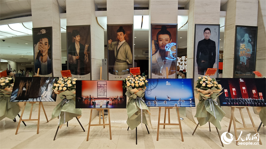 演出开场前，观众们纷纷拍照打卡，现场热闹非凡。人民网 涂诗轩摄