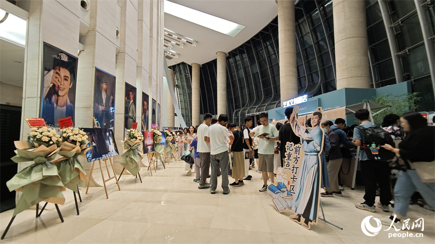 演出开场前，观众们纷纷拍照打卡，现场热闹非凡。人民网 涂诗轩摄