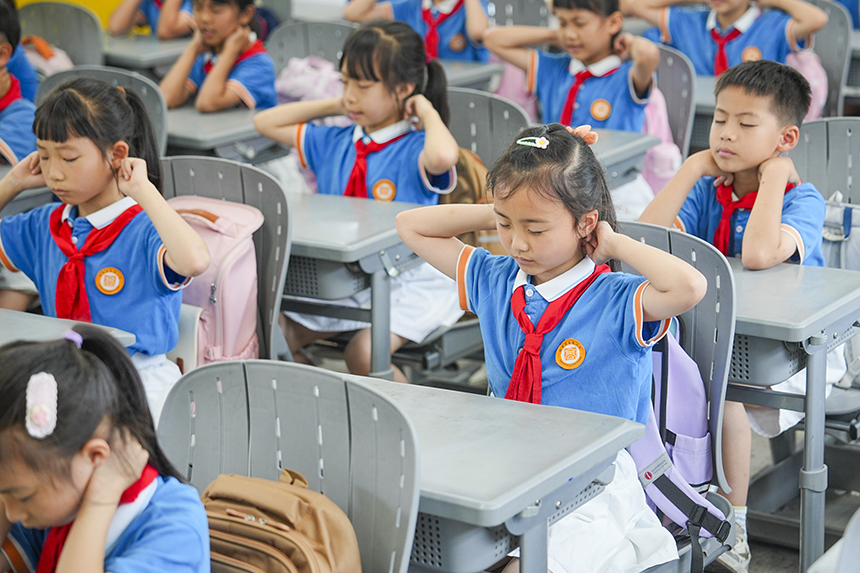 学生在做眼保健操。谢东摄