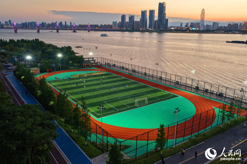 市民们在南昌市赣江畔的体育公园里踢足球。人民网记者 毛思远摄