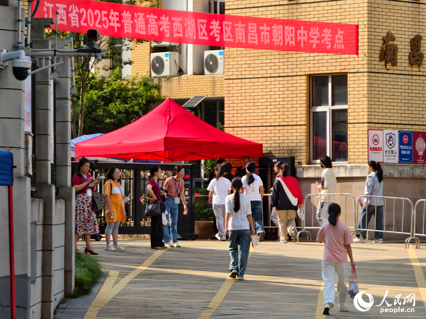 参加高考的考生走进考点。人民网记者 时雨摄