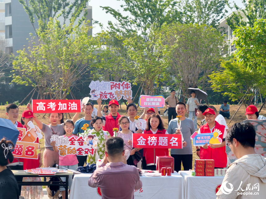 参加高考的考生走进考点。人民网记者 时雨摄