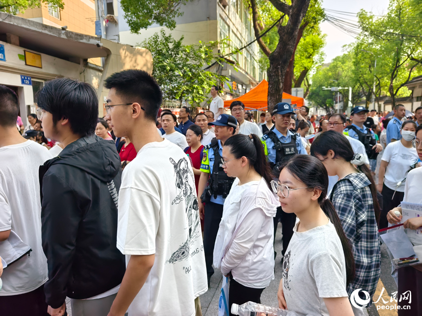 参加高考的考生走进考点。人民网记者 时雨摄