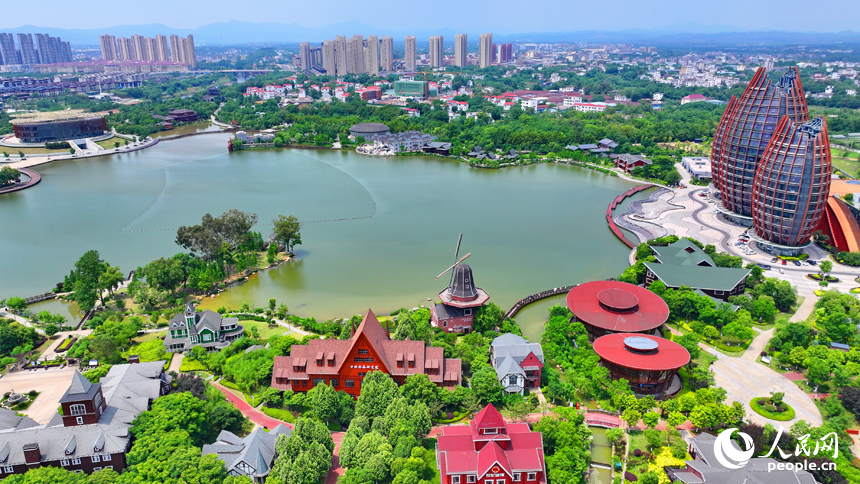 南康家居小镇，一栋栋造型别致、风格各异的特色建筑与河湖湿地水景相映相衬。人民网 朱海鹏摄