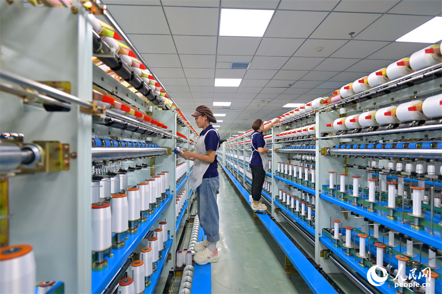 江西申華新材料有限公司5G智慧車間內，工人在加工錦綸紡絲新材料產品。人民網 朱海鵬攝