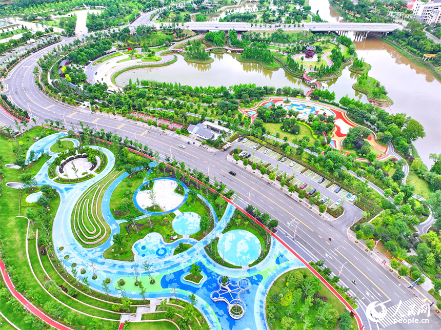 瑞金市象湖镇金瑞湾公园，树木郁郁葱葱，游步道、儿童游乐区、球场设施齐全，吸引许多市民前来健身游玩。人民网 朱海鹏摄