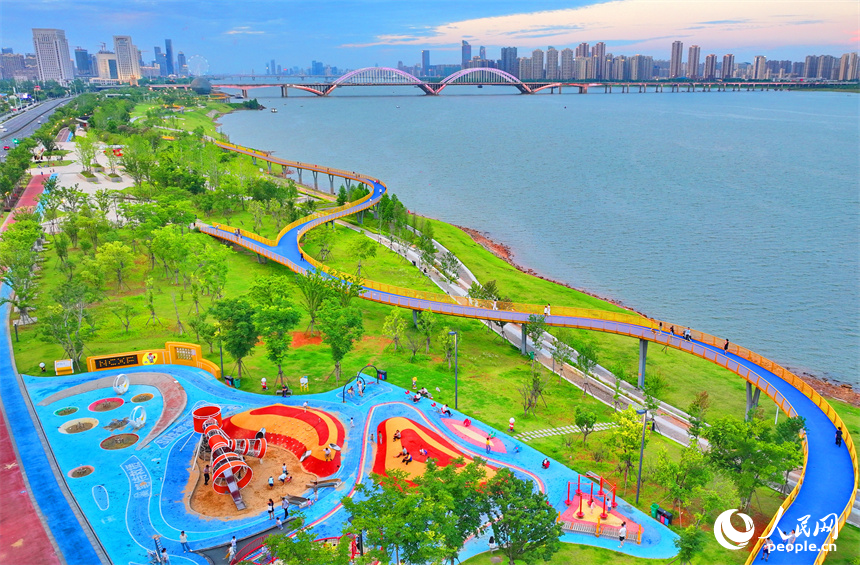 南昌市紅谷灘區贛江市民公園，漫游長廊、休閑步道、兒童樂園等功能型、游樂類設施成為市民健身鍛煉的好去處。人民網 朱海鵬攝